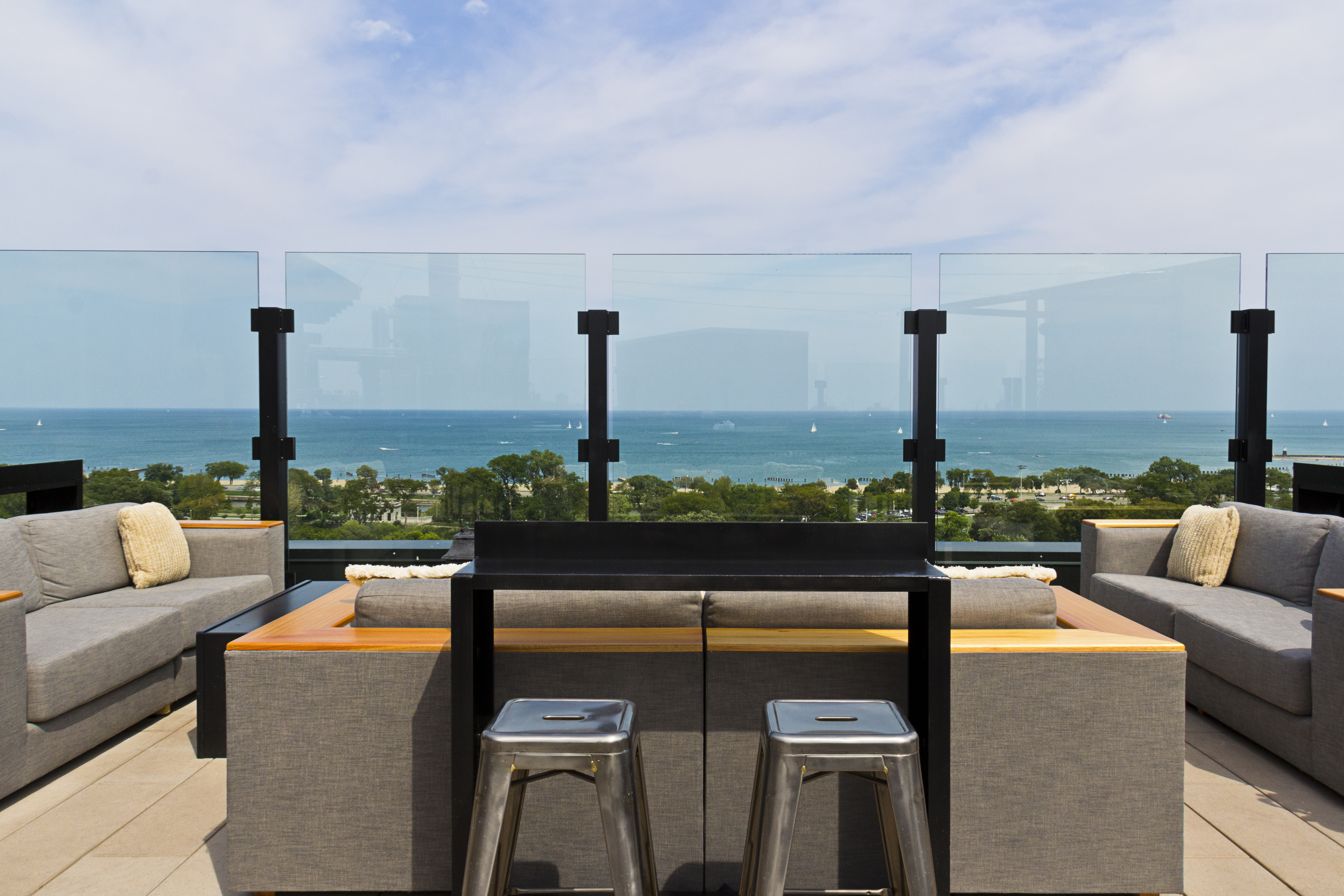 Eat Drink And Meet At The Hotel Lincoln In Chicago Lakeview Patio Hotel Lincoln Room